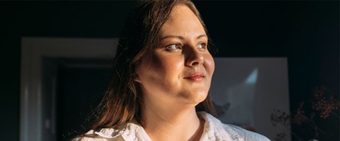 overvektig kvinne ser drømmende ut i luften. foto.